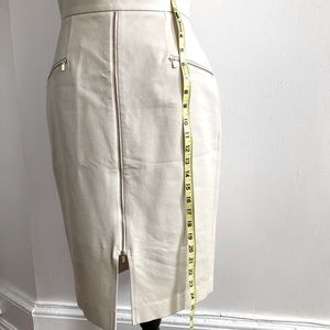 Banana Republic cream colored skirt, size 6, front zipper and pockets